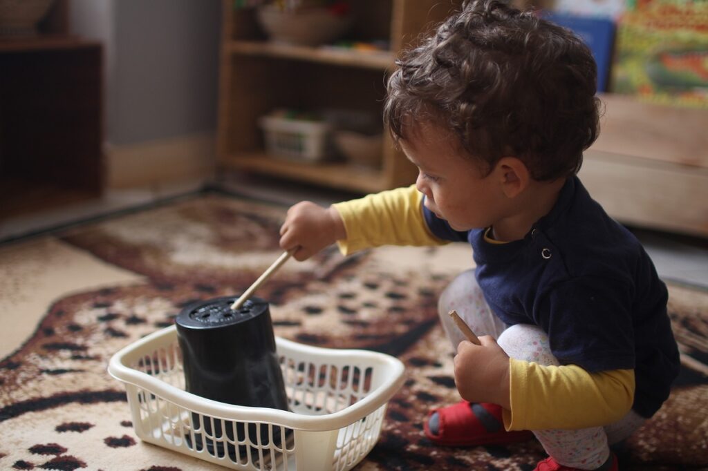 toddler, playing, montessori-4685422.jpg